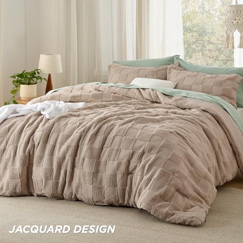 Bedsure Queen Size Comforter Set Khaki. Boho Tufted Bed Set. Checkered Farmhouse Shabby Chic Bedding. 3 Pieces. 1 Plaid Geometric Comforter and 2 Pillow Shams